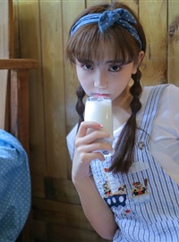 隔壁白丝乙女室内喝牛奶梦幻弱娇写真(13)